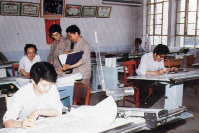 從1984年第一季度到抓管理上登記全面提高企業(yè)素質(zhì)驗(yàn)收前，采取分線檢查、總結(jié)成績、找出差距、提出措施、限期整改的方法，使各項(xiàng)工作在整頓中鞏固提高，在鞏固提高中進(jìn)行再整頓，再提高。