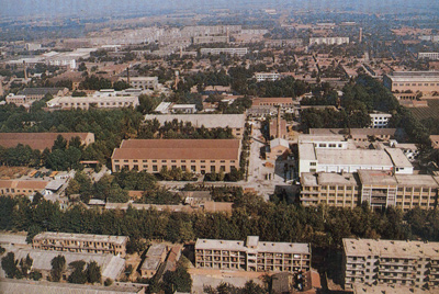 推土機(jī)總廠本部廠區(qū)。山東推土機(jī)總廠建立時(shí)，固定資產(chǎn)原值為2569萬元，占地面積為517538平方米，建筑面積為170861平方米。