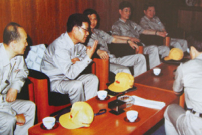 為了學(xué)習(xí)外國先進(jìn)技術(shù)和管理方法，前往引進(jìn)技術(shù)與設(shè)備的國家進(jìn)行實(shí)地考察。薛仲光廠長在日本。