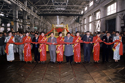 山推股份公司舉行山推牌TY220推土機(jī)5000臺(tái)下線慶典活動(dòng)。