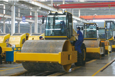 2002年2月，由履帶廠開發(fā)研制的YZ18液壓振動(dòng)壓路機(jī)，順利下線。