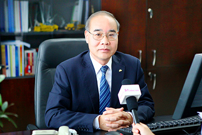 張秀文董事長在接受中國山東網(wǎng)專題采訪時(shí)，就公司踐行“厚道魯商”倡樹行動(dòng)進(jìn)行回答，介紹了山推把“仁義、誠信、厚道”的文化精髓融入到生產(chǎn)經(jīng)營的全過程的典型做法和“誠敬做產(chǎn)品，誠信做企業(yè)”的經(jīng)營理念，在工程機(jī)械行業(yè)樹立起了“厚德堅(jiān)韌”的山東國企形象