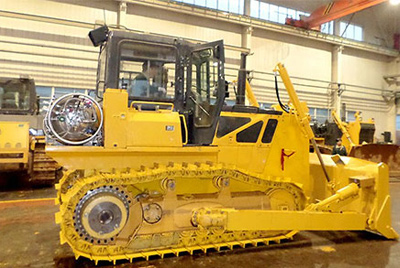 世界上第一臺(tái)燃?xì)庑吐膸酵仆翙C(jī)——SD20-5（LNG）在研究總院新產(chǎn)品試制中心下線。SD20-5（LNG）履帶式推土機(jī)是公司順應(yīng)行業(yè)發(fā)展趨勢開發(fā)的一款節(jié)能、環(huán)保產(chǎn)品，整機(jī)采用天然氣專用發(fā)動(dòng)機(jī)，燃燒后無積炭，滿足stageIIIA排放，壽命更長，維修頻率更低。