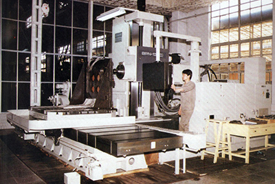 BPN-13B(R4)數(shù)控臥式加工中心。廠房擴(kuò)建加大，設(shè)備填平補(bǔ)齊，增加精、大、稀設(shè)備，新上生產(chǎn)線，提高企業(yè)裝備素質(zhì)，使山推廠成為名副其實(shí)的大馬力推土機(jī)生產(chǎn)廠。