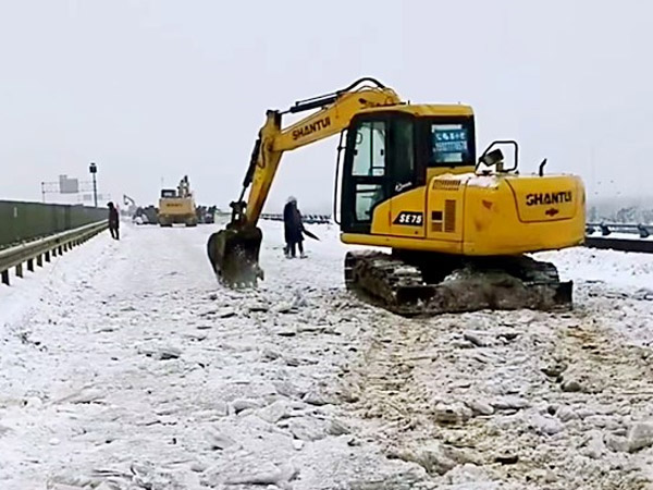 除雪保暢，山推鐵肩道義勇?lián)厝危? /> 
            <div   id=
