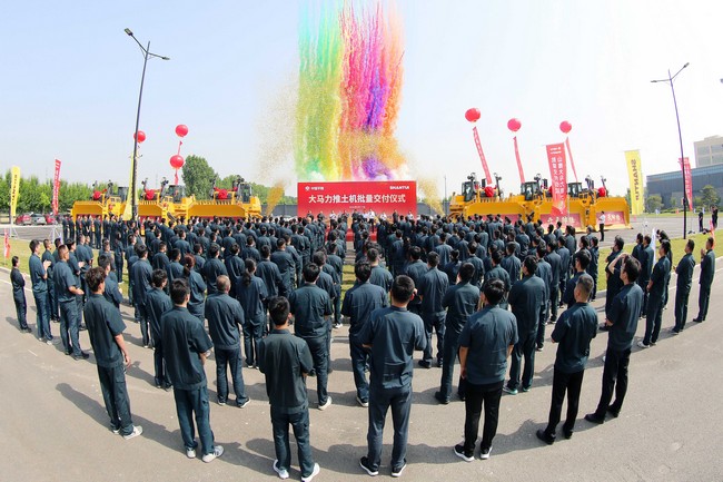 5月17日，山推向中煤平朔集團(tuán)一次性交付六臺(tái)中國最大馬力推土機(jī)。